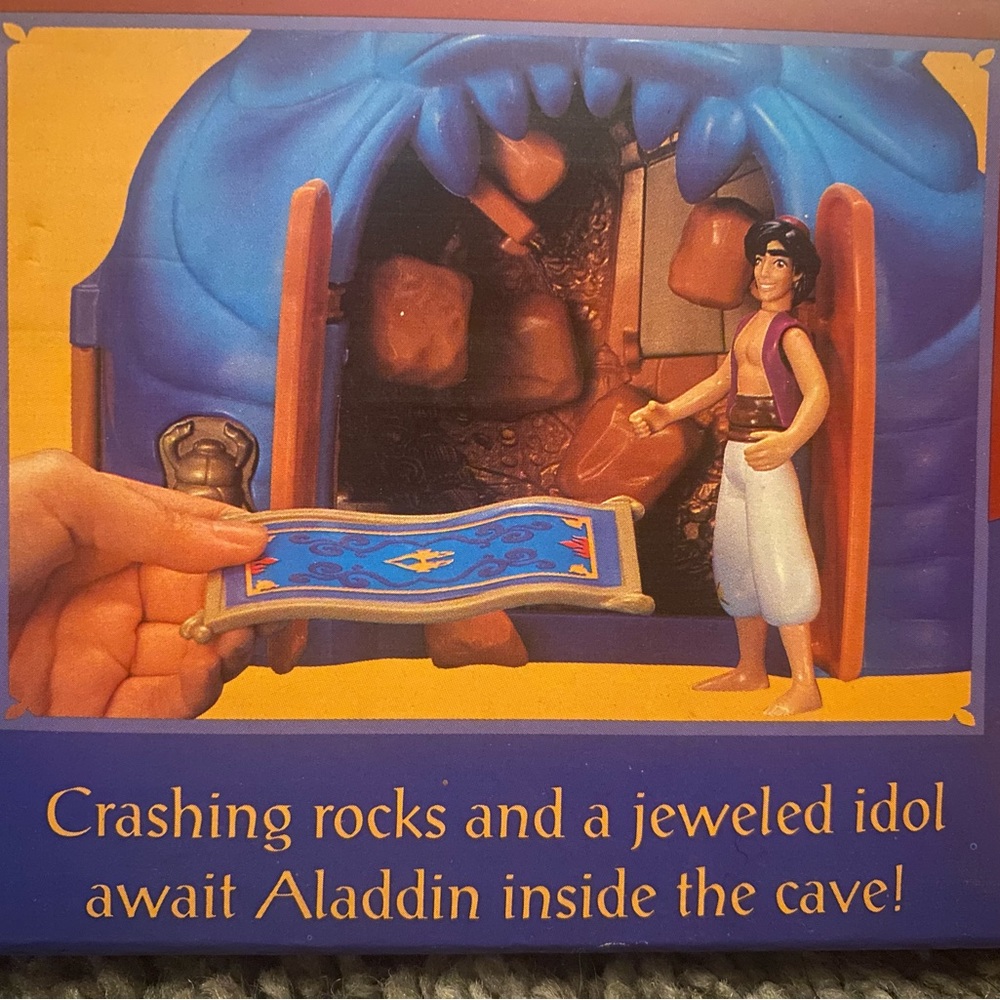 Disney's ALADDIN Cave of Wonders Deluxe Gift Set, 28 Pieces. - Picture 7 of 9